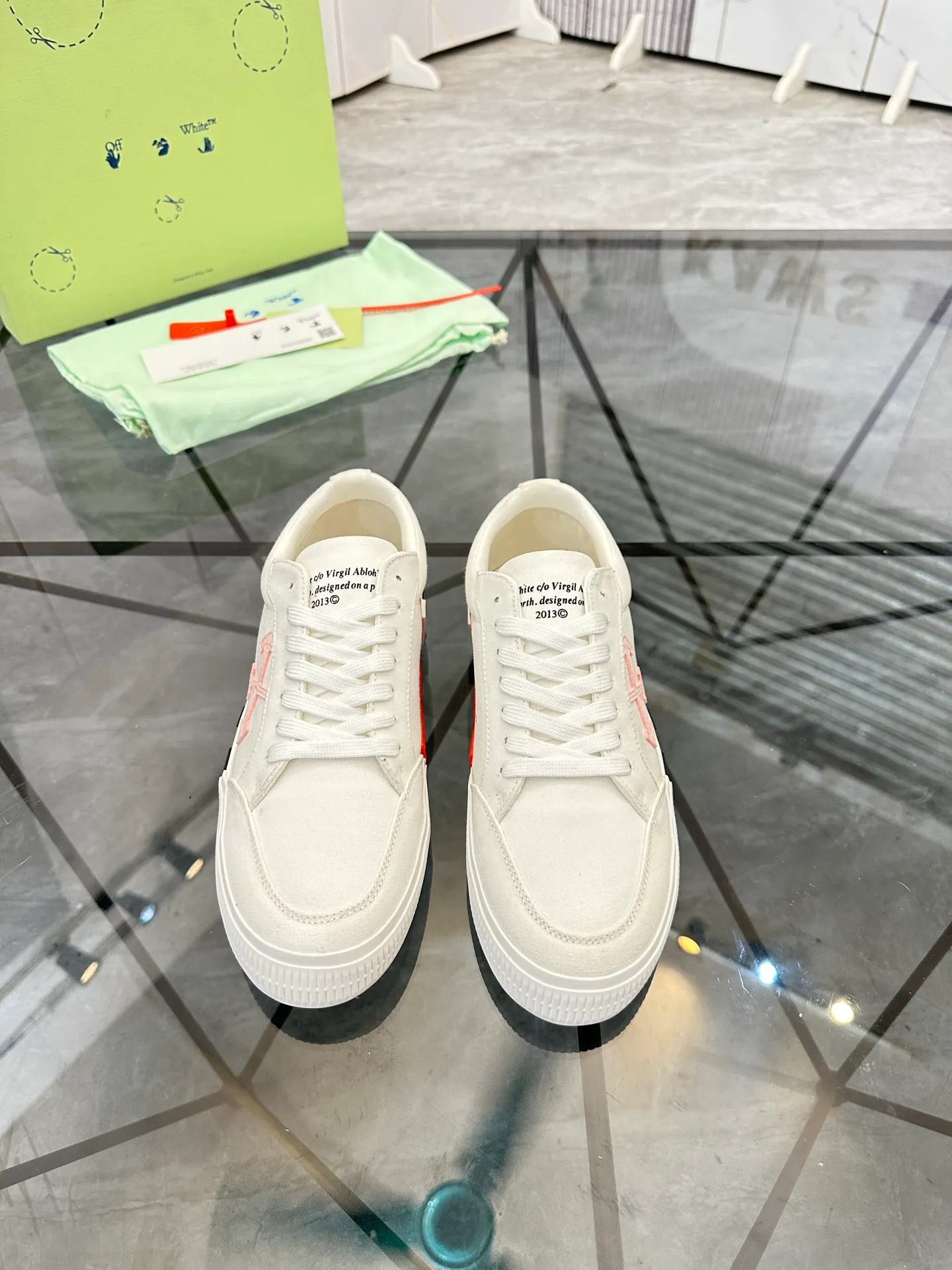 Selling men's shoes 💰: 💰P440¥ Product trademark: OFF WHITE *"OFF WHITE*" low-top casual shoes Regular size: 35-45 (can be customized to 46) Couple style Product materials: original material from the upper counter, breathable lining, original outsole. No.: H203